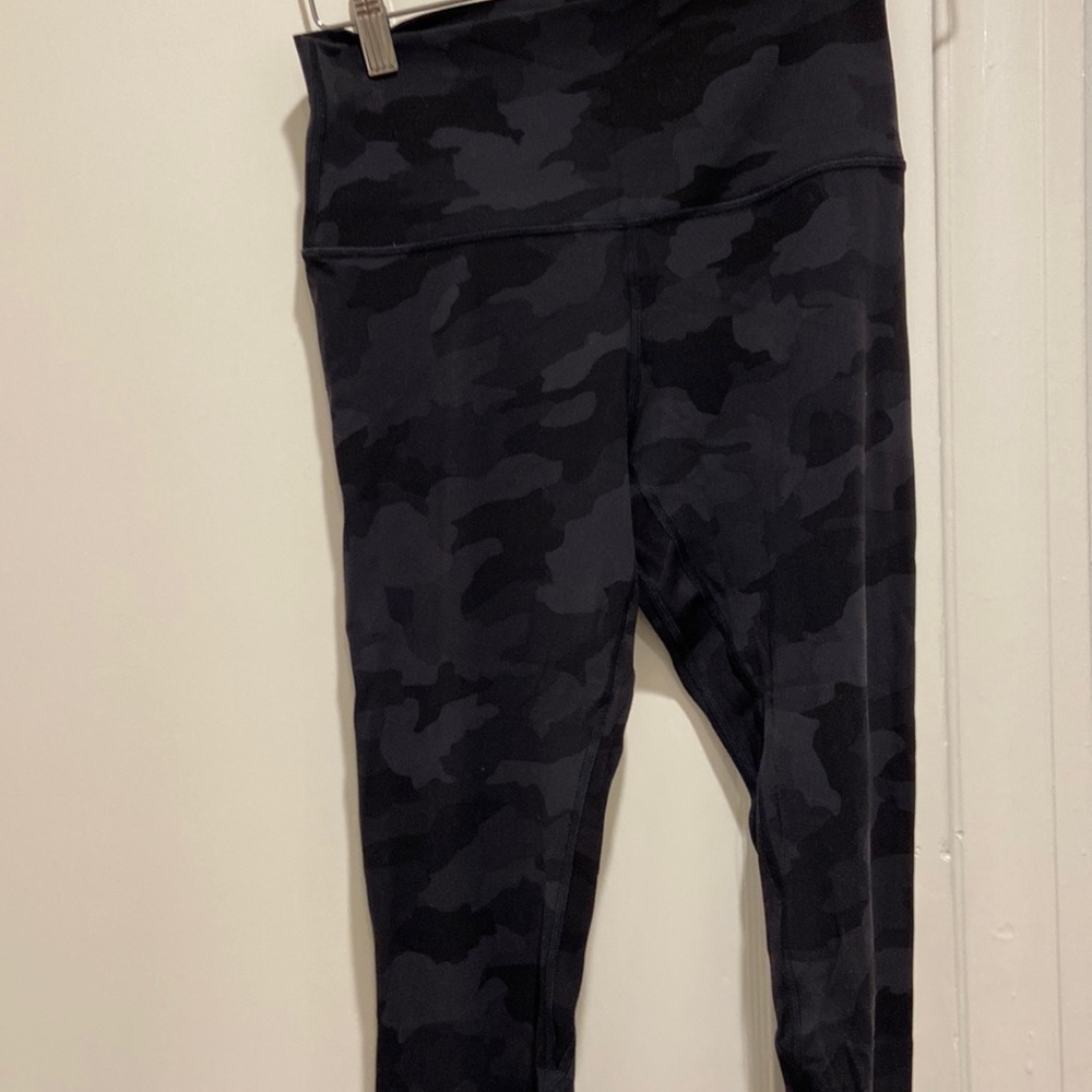 PERFECT CONDITION lulu lemon size 8 Camo leggings